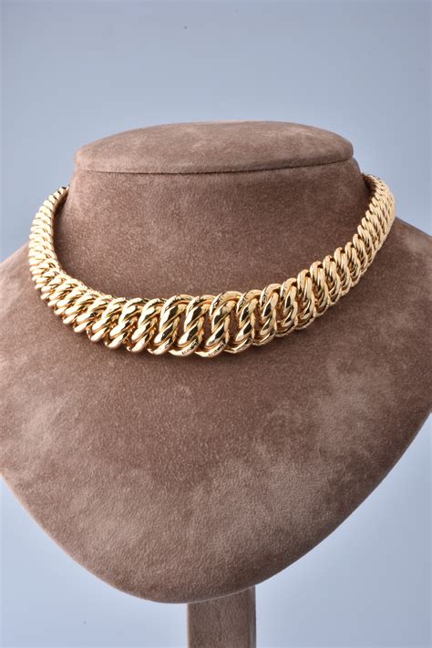 Collier D